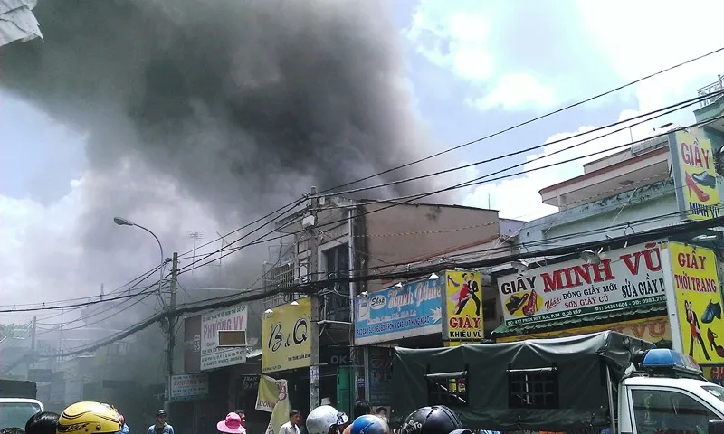 Lửa lớn bùng phát dữ dội tại một căn nhà mặt phố trên đường Phan Huy Ích, quận Gò Vấp. 